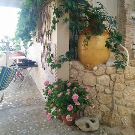 Varagoulis Giannis & Lenas Paramonas (Corfu)